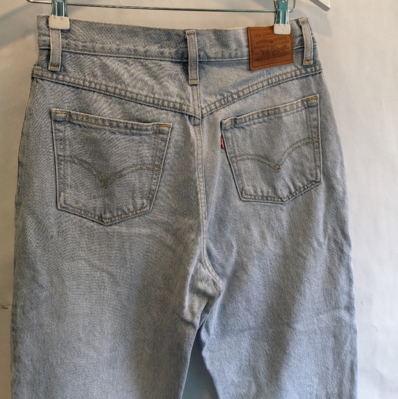 Levi's High Waisted Light Wash Distressed/Ripped Mom Jeans - Picture 7 of 10